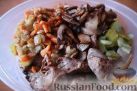 Фото приготовления рецепта: Салат с куриной печенью, грибами и овощами - шаг №11