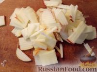Фото приготовления рецепта: Салат из редьки с яблоками и морковью - шаг №4