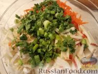 Фото приготовления рецепта: Салат из редьки с яблоками и морковью - шаг №7