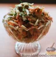 Фото к рецепту: Салат из свежей капусты и маринованных огурцов