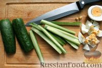 Фото приготовления рецепта: Салат с языком и свежими огурцами - шаг №3