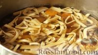 Фото приготовления рецепта: Суп из сушёных грибов с домашней лапшой - шаг №12