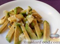 Фото к рецепту: Салат из авокадо с чесноком