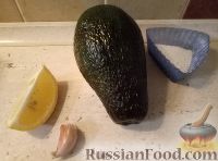 Фото приготовления рецепта: Салат из авокадо с чесноком - шаг №1