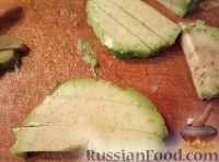 Фото приготовления рецепта: Салат из авокадо с чесноком - шаг №4