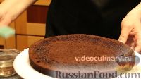 Фото приготовления рецепта: Простой шоколадный бисквитный торт - шаг №14