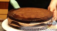 Фото приготовления рецепта: Простой шоколадный бисквитный торт - шаг №16