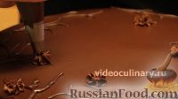Фото приготовления рецепта: Простой шоколадный бисквитный торт - шаг №21