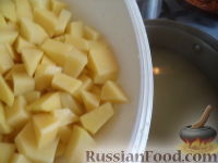 Фото приготовления рецепта: Суп-пюре картофельный с молоком - шаг №7