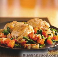 Фото к рецепту: Куриные бедрышки с овощами и шпинатом