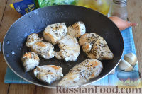 Фото приготовления рецепта: Салат "Ромашка" с курицей и фасолью - шаг №4