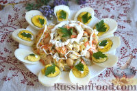 Фото приготовления рецепта: Салат "Ромашка" с курицей и фасолью - шаг №9