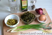 Фото приготовления рецепта: Салат из морской капусты с зеленым горошком и яйцом - шаг №1