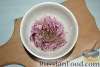 Фото приготовления рецепта: Салат из морской капусты с зеленым горошком и яйцом - шаг №3