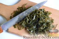 Фото приготовления рецепта: Салат из морской капусты с зеленым горошком и яйцом - шаг №5