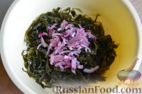Фото приготовления рецепта: Салат из морской капусты с зеленым горошком и яйцом - шаг №6