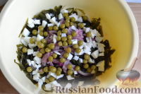 Фото приготовления рецепта: Салат из морской капусты с зеленым горошком и яйцом - шаг №10
