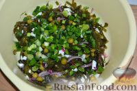 Фото приготовления рецепта: Салат из морской капусты с зеленым горошком и яйцом - шаг №11