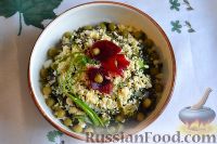Фото приготовления рецепта: Салат из морской капусты с зеленым горошком и яйцом - шаг №14