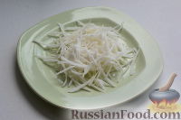 Фото приготовления рецепта: Салат из свежей капусты, сладкого перца и редьки - шаг №6