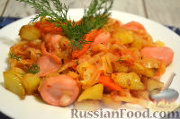 Фото к рецепту: Тушеная капуста с сосисками и картофелем