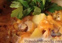 Фото к рецепту: Картофель с мясом и грибами (в горшочках)