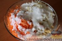 Фото приготовления рецепта: Салат из моркови и твердого сыра - шаг №7