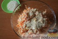 Фото приготовления рецепта: Салат из моркови и твердого сыра - шаг №8