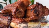 Фото к рецепту: Свиные ребрышки в томатном соусе, с черносливом