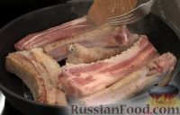 Фото приготовления рецепта: Свиные ребрышки в томатном соусе, с черносливом - шаг №3