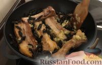 Фото приготовления рецепта: Свиные ребрышки в томатном соусе, с черносливом - шаг №6