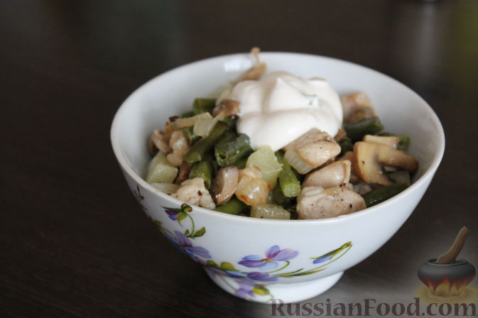 Классический салат из фасоли с грибами и курицей
