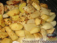 Фото приготовления рецепта: Картофель по-португальски - шаг №4