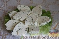 Фото к рецепту: Домашний сыр с зеленью и чесноком