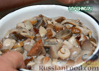 Фото приготовления рецепта: Салат с грибами на зиму - шаг №3