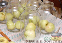 Фото приготовления рецепта: Компот из яблок с виноградом на зиму - шаг №3
