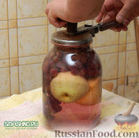Фото приготовления рецепта: Компот из яблок с виноградом на зиму - шаг №9