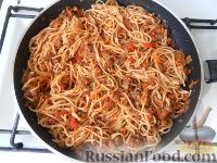 Фото приготовления рецепта: Спагетти с фаршем и овощами - шаг №22