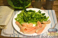 Фото приготовления рецепта: Роллы (рулет) из лаваша, с рыбой, капустой, огурцом и морковью - шаг №4