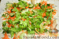 Фото приготовления рецепта: Роллы (рулет) из лаваша, с рыбой, капустой, огурцом и морковью - шаг №8
