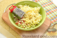 Фото приготовления рецепта: Салат с крабовыми палочками в корзинках - шаг №5