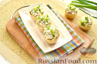 Фото приготовления рецепта: Салат с крабовыми палочками в корзинках - шаг №10