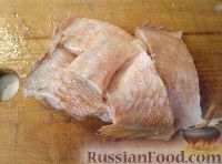 Фото приготовления рецепта: Тушеный морской окунь - шаг №2