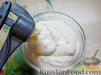 Фото приготовления рецепта: Слоеный салат "Любимый" с ветчиной и грибами - шаг №6