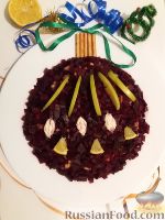 Фото к рецепту: Салат "Новогодняя игрушка" с курицей, яблоками и свеклой
