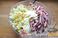 Фото приготовления рецепта: Салат с крабовыми палочками и ветчиной - шаг №10