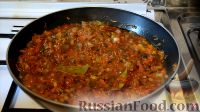 Фото приготовления рецепта: Жареная рыба в томатном соусе с черносливом - шаг №14