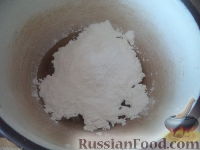 Фото приготовления рецепта: Сахарно-белковая глазурь для пасхальных куличей - шаг №3