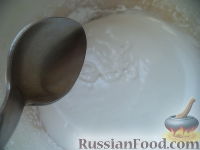 Фото приготовления рецепта: Сахарно-белковая глазурь для пасхальных куличей - шаг №4