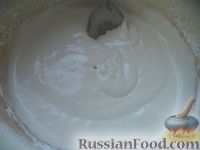 Фото приготовления рецепта: Сахарно-белковая глазурь для пасхальных куличей - шаг №5